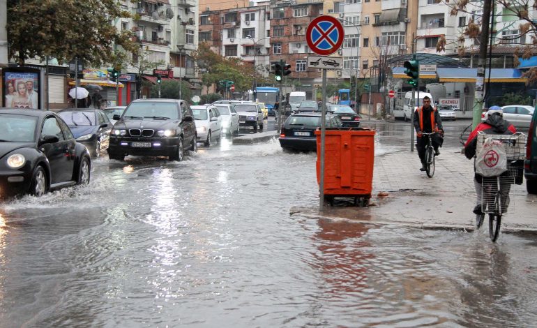 SHKODER- TIRANE/ Vështirësohet kalimi në rrugën hyrëse e dalëse të Kamzës. Uji dhe gurët rrezikojnë bllokimin