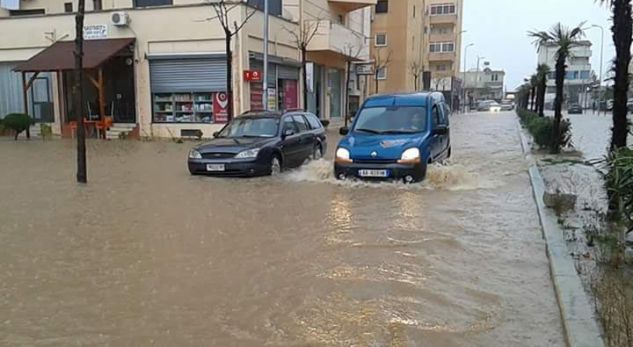 Rikthehen përmbytjet në Shqipëri. Këto janë qytetet që kanë filluar të preken (Foto)