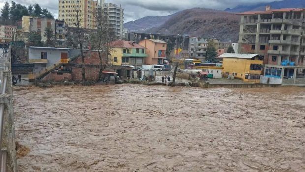 Shkumbini siç nuk e keni parë, lumi del nga shtrati dhe përmbyt tokat e serrat (Foto)