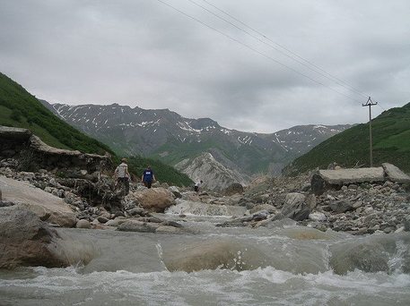 Reshjet/ Përroi i Bellovës izolon mbi 150 familje në Dibër