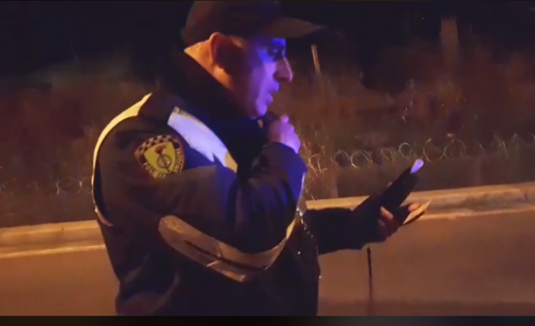 “E PA PRANUESHME”/ Shoferi i dehur në Sauk, futet kundravajtje në rrugë (VIDEO)