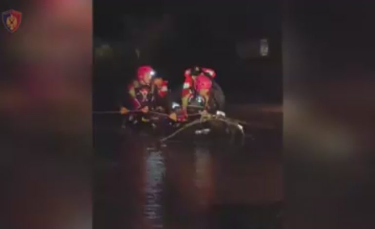 “Hajde futu”, FNSH-të në ndihmë të banorëve, përdorin gomone për evakuim (VIDEO)