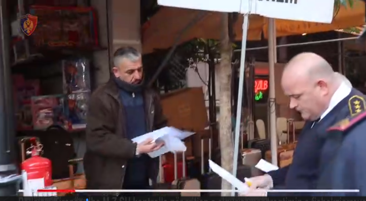 FESTAT E FUNDVITIT/ Policia del në aksion, kontrolle subjekteve që shesin fishekzjarre