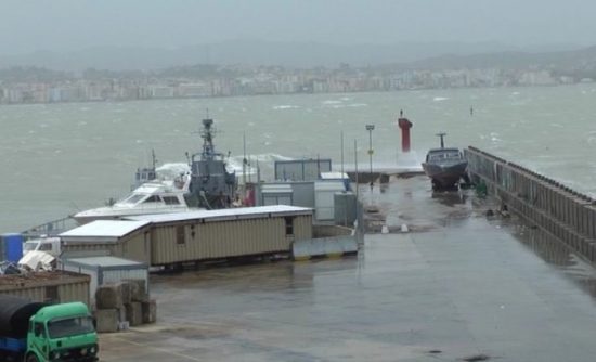 Reshjet/ Përmbytet një pjesë e Portit të Vlorës