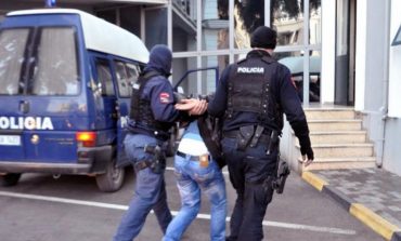Goditën makinën e policisë në Elbasan, Apeli lë në burg 3 të dyshuarit (Emrat)