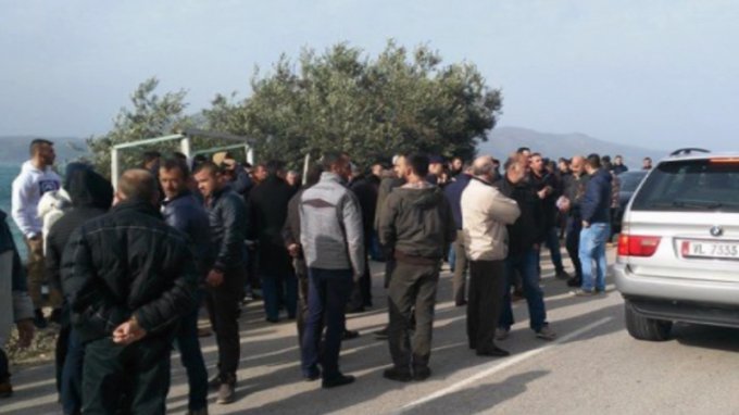 Fier/ Punonjësit e rafinerisë prej tre ditësh në protestë: Nëse nuk jepet zgjidhje ne do të…