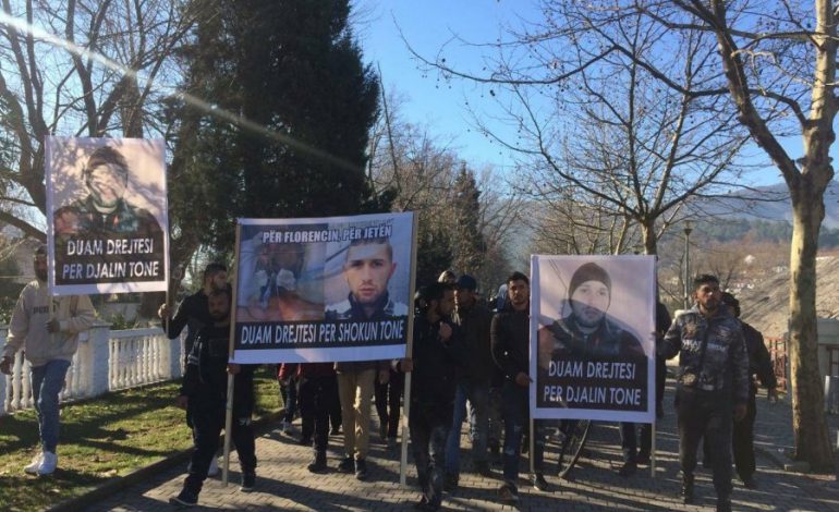 VIDEO/ Qytetarët e Shkodrës në protestë për vrasjen e Florencit, kërkojnë dorëheqjen e ambasadorit Tola