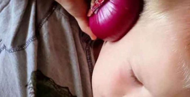 Kjo nënë e vë fëmijën në gjumë me 1 qepë. Arsyeja do ju befasoj