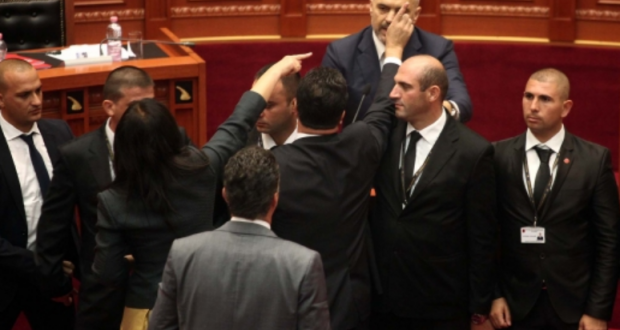 VIDEO/ Del momenti kur gardisti mbronte Ramën, por Kryeministri dhe Xhafa i kërkojnë që të…
