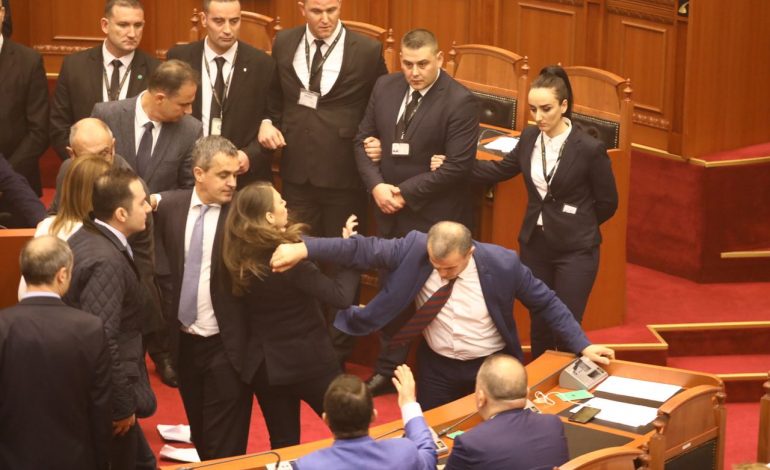 LETËR BYROSË/ Goditi Kejdi Mehmetajn, deputeti i PS: Më mohoi të drejtën për…