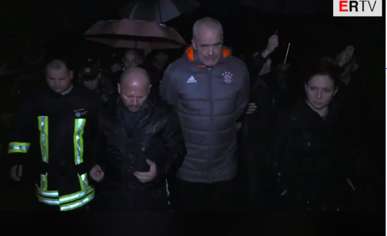 VIDEO/ Rama shfaqet për herë të parë përkrah Xhelal Mziut për të përballuar situatën në Kamëz
