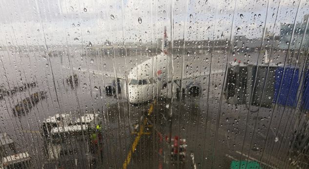 Reshjet/ Çfarë po ndodh në Rinas, ja kur nisen fluturimet e anuluara