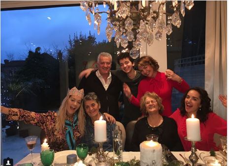 Brenda darkës familjare të Rita Orës/ Njihuni me prindërit e saj në FOTON familjare