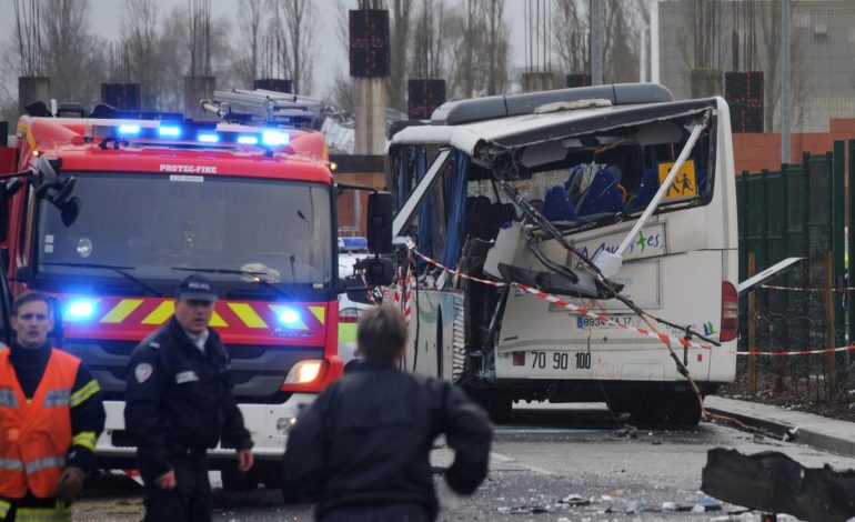 FRANCË/ 4 fëmijë të vdekur nga përplasja e trenit dhe autobuzit (FOTO)