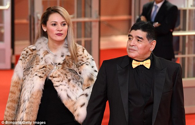 FOTOT/ E dashura seksi e Maradonës në qendër të vëmendjes, jo për bukurinë por, për…