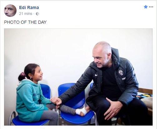 Rama publikon foton e ditës/ Vajza me këmbën e fashuar i buzëqesh kryeministrit
