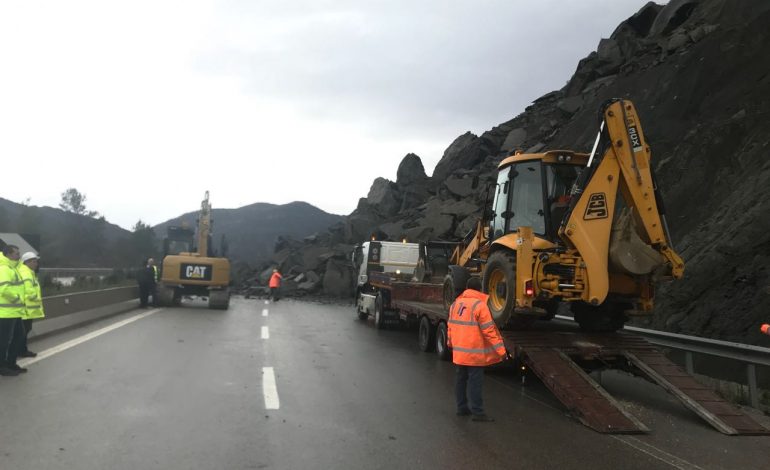 BIEN MASIVET E GUREVE/ Bllokohet rruga Elbasan-Tiranë, devijohet kalimi. Ja si duhet të lëvizni