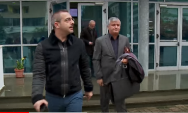 VIDEO/ Reagimi i Tahirit me qytetarët jashtë gjykatës, avokati i acaruar me gazetarët