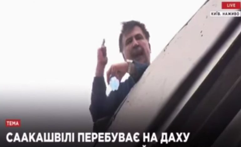 Pranga ish-Presidentit të Gjeorgjisë, mbështetësit e Saakashvilit ngrenë barrikada në rrugë (VIDEO)