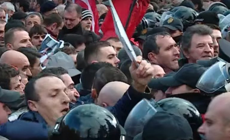 FOTO/ Protestë në Mirditë, shkatërrohet flamuri turk te HEC i Qafë Mollës