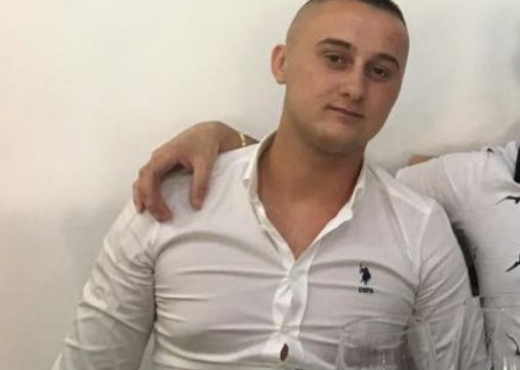 Vrasja mafioze e Aleksandër Ndokës/ I biri i jep lamtumirën e fundit me pranga në duar (VIDEO)