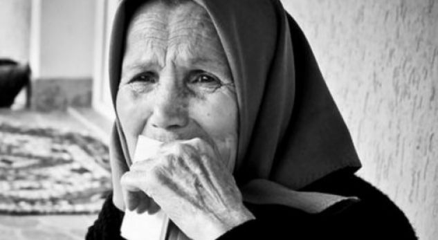 Letra e djalit për nënën do t’ju përlotë: Gruaja ime të rrihte e unë s’fola…