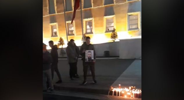 Vdekja e Florenc Beqiraj, shqiptarët “pushtojnë” kryeministrinë në Tiranë