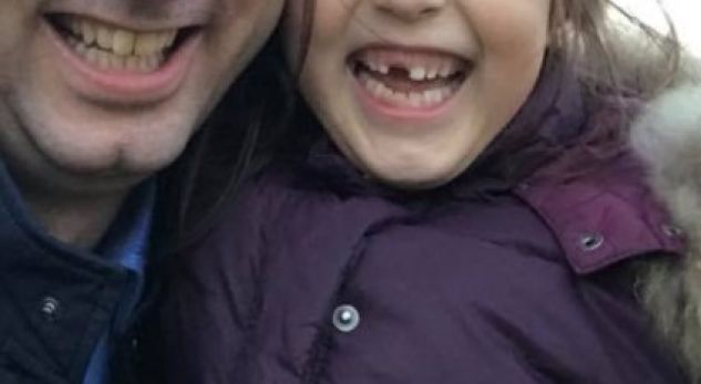 Vajzës së politikanit i bien dhëmbët për Krishtlindje, ai e “turpëron” në foto
