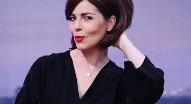 Jonida Shehu hap dyert e shtëpisë, tregon pamjet nga shtëpia e zbukuruar për festa (FOTO)