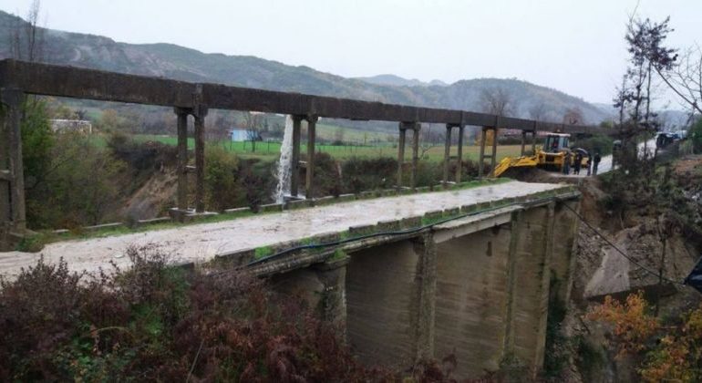 Parandalohet tragjedia në Delvinë, furgoni me pasagjerë ngec në urën e dëmtuar (Video, Foto)