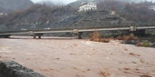 Del nga shtrati Shkumbini, përmbytje nga Librazhdi në Peqin. Ja gjendja e deritanishme!