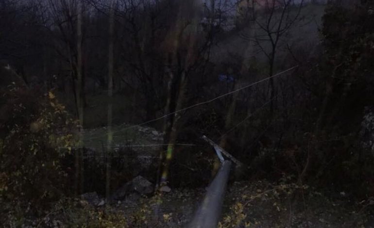 PËRKEQËSIMI I MOTIT/ Rrëzohen shtyllat nga reshjet, Kukësi pa energji elektrike (FOTO)