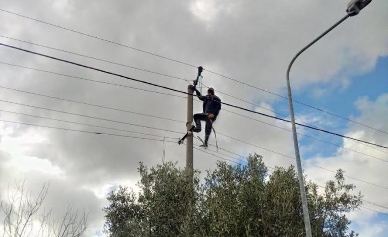 EMRI/ Ra në kontakt me energjinë elektrike teksa punonte, ndërron jetë elektriçisti