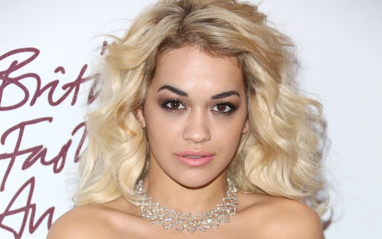 (FOTO) Rita Ora risjell vitin 2017 me një seri imazhesh