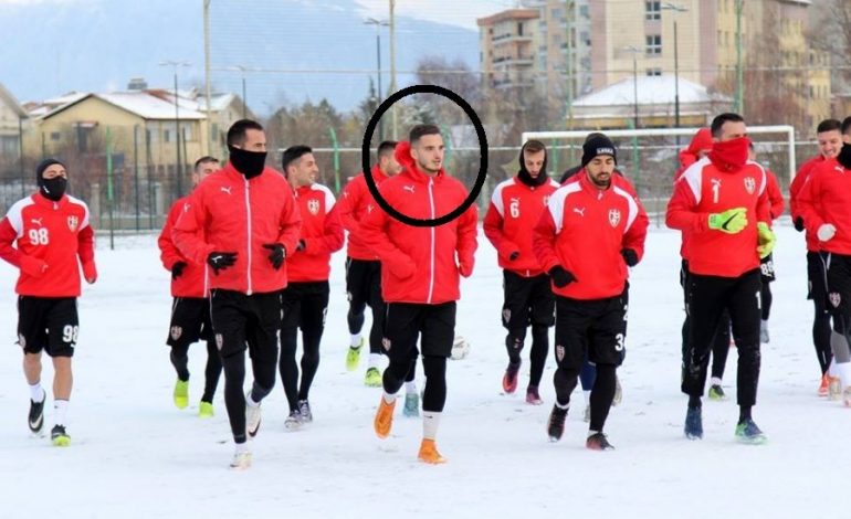 (FOTO) Skëndërbeu bën goditjen e madhe në merkato, futbollisti i Almerias në stërvitje me korçarët