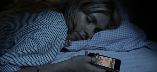 Kujdes! Duhet të shmangi fjetjen me celularin tuaj pasi mund të rrezikoheni nga…