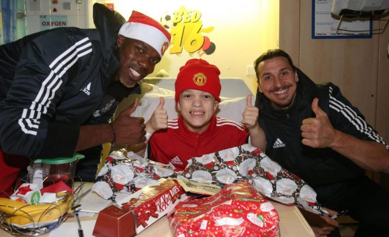 (FOTO) Festat e fundvitit/ Yjet e United surprizojnë fëmijët e sëmurë në Spitalin e Manchesterit