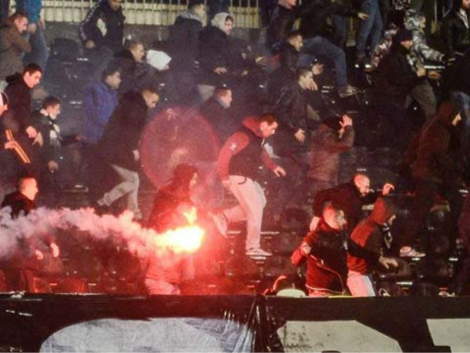 FOTO+VIDEO/ Derbi i Beogradit shndërrohet në masakër, prezent në stadium Olsi Rama dhe Gaz Demi