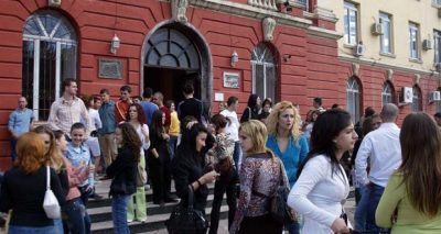 STATISTIKAT/ Numri i studentëve në universitetet publike hyn në cikël rënës, zbuloni shkaqet