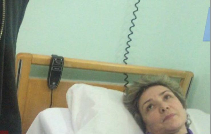 Me të nxira dhe serume, shikoni si ka përfunduar edukatorja që u dhunua nga drejtoresha (Foto)