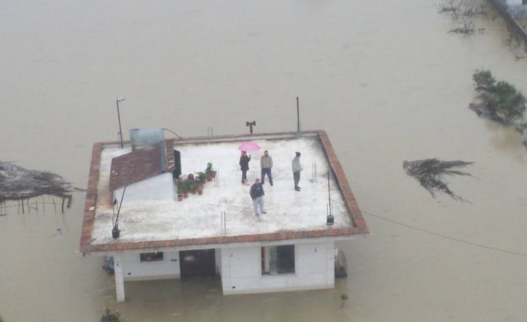 Situatë alarmante në Derven/ Njerëzit ngjiten në majë të çative duke pritur për ndihmë (FOTO)