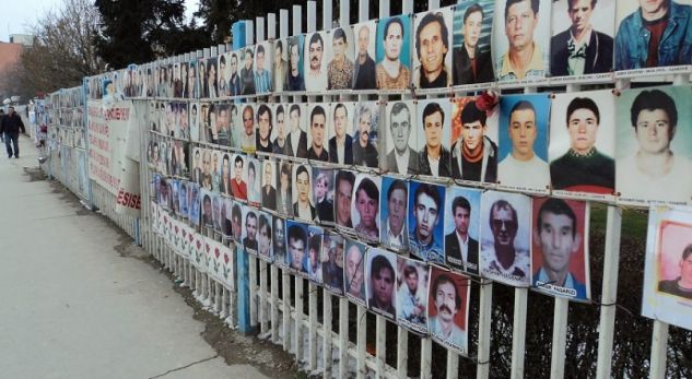 KOSOVË/ 1600 persona ende të humbur, familjarët akoma duke kërkuar