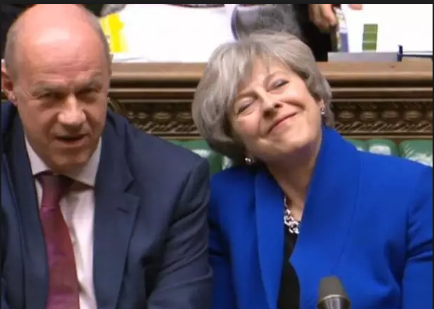 Krahu i djathtë i Theresa May-t do të japë dorëheqjen. Iu gjetën materiale pornografike në…