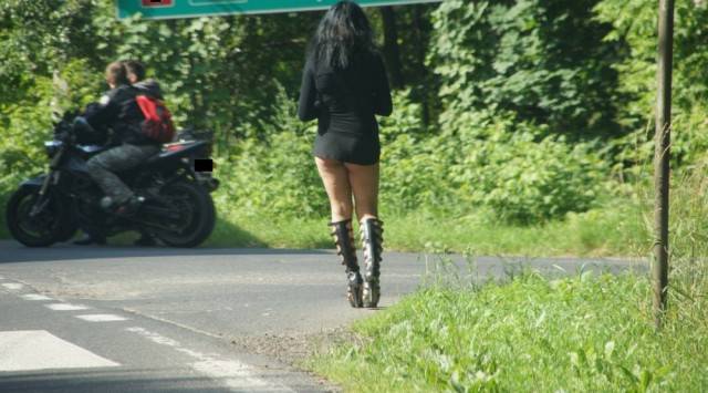 FOTO/ Një ditë “PUNE” e prostitutave në rrugë. Si tërheqin klientët