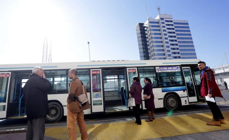 Ndodh në Tiranë, kontrollori i një linje autobusi i kthen të zotit portofolin plot me lekë