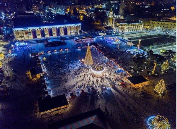 VIDEO/ Pamje spektakolare nga “Fshati i Festave” në sheshin Skënderbej