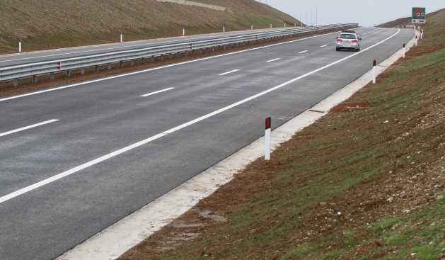 Thellohet skandali i LSI tek rrugët, shkeljet e reja të kapura në Elbasan-Tiranë
