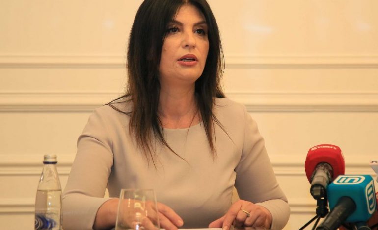 Jozefina Topalli uron Krishtlindjet me një shkrim të ndjerë dhe prekës: Një lutje të veçantë sot dua të bëj