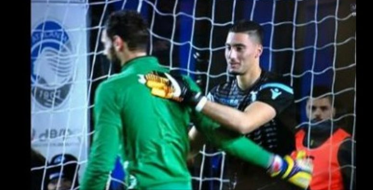 (FOTO) Strakosha dhe Berisha takohen në fushë, përqafimi i tyre bën bujë në Itali