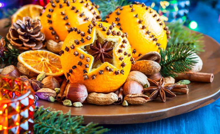 Si të dekoroni tryezën festive me fruta dhe boçe pishe (FOTO)